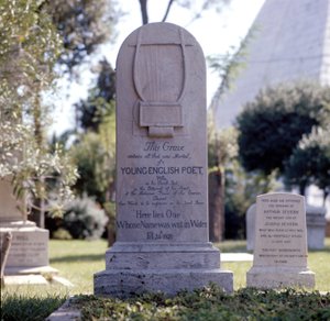 John Keats költő (1795-1821) sírja a római Testaccio protestáns temetőjében. Felirat: „Itt fekszik az, akinek a neve vízbe volt írva” alkotó: Unknown artist