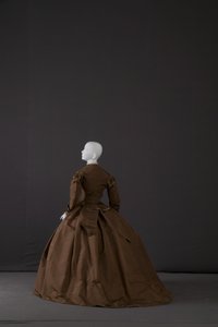 Trousseau ruha (ferde hátulnézet) alkotó: Unknown artist