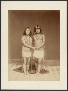 [Két nő kézen fogva] alkotó: Unknown artist