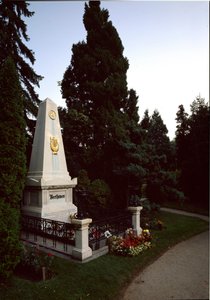 Kilátás Ludwig van Beethoven (1770 - 1827) német zeneszerző sírjáról a bécsi központi temetőben (Zentralfriedhof), Ausztria alkotó: Unknown artist