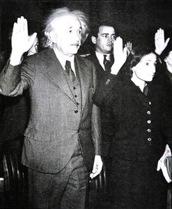 Albert Einstein és mostohalánya, Margot letette az amerikai állampolgársági esküt, New Jersey alkotó: Unknown photographer
