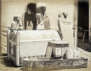 Régészeti szobrokat találtak Egyiptomban – az Auguste Mariette Bey által alapított „” Kairói 1. Múzeum fotóalbumában” alkotó: Unknown photographer