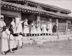 Bowmen a régi szöuli palotában, Korea, 19. század vége alkotó: Unknown photographer