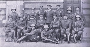 Owen ezredes, Boole-Smith őrnagy és a Dragoon Guards többi tisztje a Harmsworth Bros Limited által kiadott After Pretoria: The Guerilla War című filmből alkotó: Unknown photographer