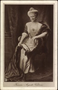 Auguste Viktória császárné koronában és szőrmében alkotó: Unknown photographer