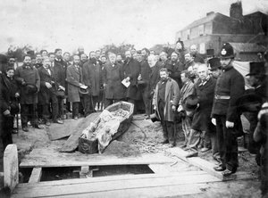 Ugo Foscolo holttestének exhumálása a chiswicki temetőben 1871-ben - Fratelli Caldesi fotóműhely - Ugo Foscolo holttestének exhumálása a chiswicki temetőben 1871-ben alkotó: Unknown photographer