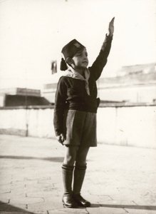 Fasizmus, kis asztal alkotó: Unknown photographer