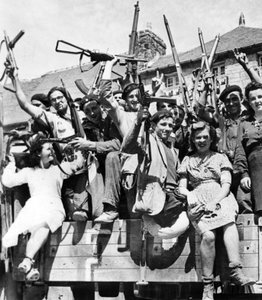 Francia partizán mesterlövészek felszabadítanak egy falut Normandiában, 1944. június-július (fekete-fehér fotó) alkotó: Unknown photographer