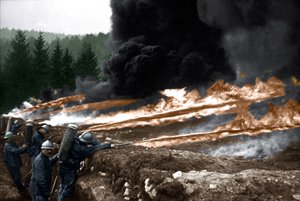 Francia katonák lángszórót használnak a lövészárkokból, Chemin des Dames alkotó: Unknown photographer