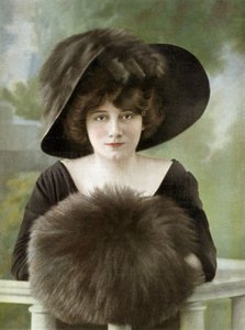 Cora Laparcerie (1875-1951) francia komikusnő fotója a "Le Theatre" francia lapból január 1. alkotó: Unknown photographer