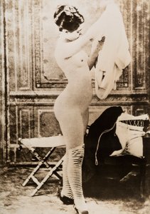 Teljes alakos akt portré egy fiatal nő öltözködéséről. alkotó: Unknown photographer