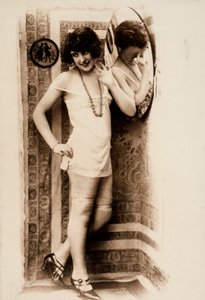 Egészalakos női portré intim ruházatban. alkotó: Unknown photographer