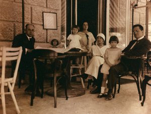 Emberek csoportja egy pulai kávézóban fényképezve alkotó: Unknown photographer