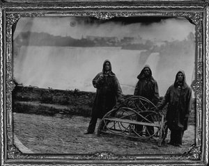 Csoportos portré a Niagara-vízesésnél, 1855 körül (egész tányéros ambrotye) alkotó: Unknown photographer