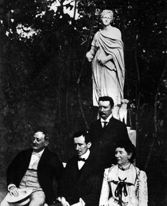 Guglielmo Marconi (1874-1937), olasz fizikus és feltaláló szüleivel és testvérével, Alfonsóval Pontecchióban 1897-ben. alkotó: Unknown photographer