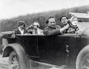 Helene Berg, Alma Mahler, Franz Werfel és Alban Berg autóban fotózva alkotó: Unknown photographer