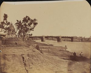 Vashíd kőpillérekkel, civilekkel az előtérben, Gumti folyó, Lucknow alkotó: Unknown photographer
