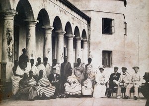 Prempeh király és udvar Dr de Groot-tal és Mrs de Groot-tal a Gold Coast-i kastélyban alkotó: Unknown photographer