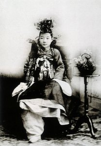 Koreai nő hagyományos esküvői ruhában alkotó: Unknown photographer