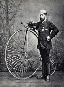 Ember pózol a nagy bi-vel (grand bi), a velocipéd ősével. Fényképészet, 19. század vége, Párizs. Coll. Selva. alkotó: Unknown photographer