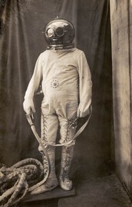 Férfi búvárruhában, hogy megvédje a tűztől alkotó: Unknown photographer
