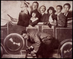 Max Morise, Simone Breton, Paul Eluard, Joseph Delteil, Gala Desnos, Andre Breton és Max Ernst (a kerékpáron) a Foire de Montmartre-on. alkotó: Unknown photographer