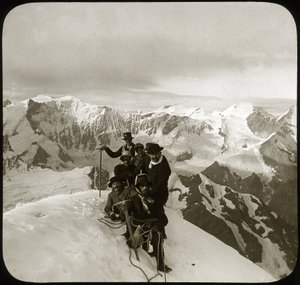 Hegymászás a 19. század végén vagy a 20. század elején: hegymászók csoportja a Wetterhorn csúcsán (szó szerint „Időszarv”, 3692 m), a Wetterhorner-hegység csúcsa, Berni-Alpok, Bern kanton, Svájc - hegymászás, cordee - photog alkotó: Unknown photographer