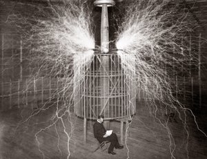 Nikola Tesla Colorado Springs-i laboratóriumában ül a „nagyító jeladójával” alkotó: Unknown photographer