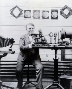 Thomas-Alva Edison fényképe a fonográfja előtt. alkotó: Unknown photographer