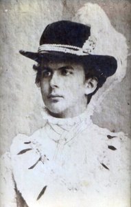 II. Bajor Ludwig (1845-1886) portréja kalappal, Anonymous . fotós. Állami kastélyok, kertek és tavak bajor igazgatása alkotó: Unknown photographer