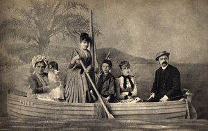 Portré egy családról egy fotóssal, egy csónakban. Fényképészet, 19. század vége, Párizs. Coll. Selva. alkotó: Unknown photographer
