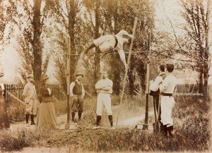 Egy férfi portréja, aki rúdugrásban edz néhány néző előtt alkotó: Unknown photographer