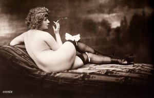 Portré egy fiatal nőről, aki meztelenül, hátat fordítva, cigarettázik, pózol. alkotó: Unknown photographer