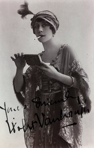 Violet Vanbrugh angol színésznő portréja, képeslap alkotó: Unknown photographer