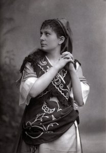 Elisabeth Janvier szoprán portréja Charles Gounod „Le Tribut de Zamora” című művében 1881-ben. alkotó: Unknown photographer