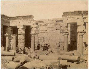 Ramszesz III halotti templomának második udvara, északi oldal, Medinet Habu, Egyiptom, 1890 körül alkotó: Unknown photographer