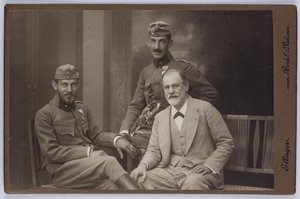 Sigmund Freud fiaival, Ernst és Martin katonai egyenruhában, 1916 körül (fekete-fehér fotó) alkotó: Unknown photographer