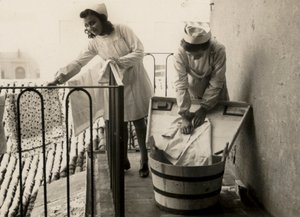 Néhány nő a mosás gyakorlatával foglalkozik a "Regina Elena" di Imola, ma "Innocenzo da Imola" középiskola női szakképző iskolájában. alkotó: Unknown photographer