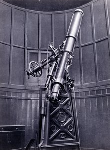 Giovanni Virginio Schiaparelli (1835-1910) asztrofizikus teleszkópja Brerában (Milánó). A Mars bolygón egyenes vonalú alakzatokat figyelt meg, ezeket Marsi csatornáknak (canali) nevezte. alkotó: Unknown photographer
