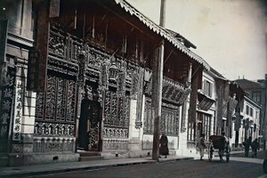 Épületek látványa egy út mentén Kínában alkotó: Unknown photographer