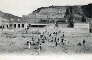 Kilátás Mesnil Val (Mesnil-Val) strandjára kaszinóval és teraszokkal, Manche Normandy képeslap a 20. század elejéről alkotó: Unknown photographer