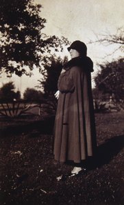 Vintage fénykép egy francia nőről kalapban és kabátban, 1920 körül (f/w fotó) alkotó: Unknown photographer