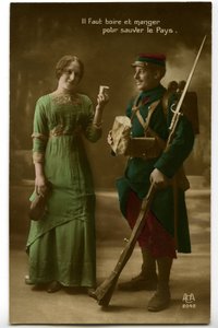 Háború 1914 - 1918 (14-18): korabeli képeslap, amelyen egy francia katona kékhorizontos egyenruhában (kék horizont) veszi a kenyeret és bort, amit egy fiatal nő hoz neki: igyál és egyél, hogy megmentsd a hazát - élelmiszer - alkotó: Unknown photographer