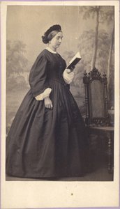 Nő könyvvel, 1860 körül (fénykép) alkotó: Unknown photographer