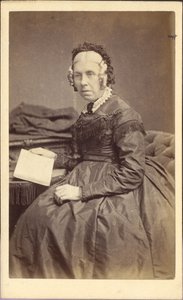 Nő könyvvel, 1860 körül (fénykép) alkotó: Unknown photographer