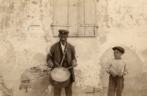 árverező és gyermeke alkotó: Unknown photographer