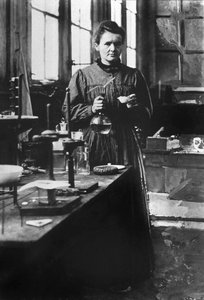 Marie Curie francia fizikus (1867-1934) Fizikai Nobel-díjat kapott 1903-ban, kémiai Nobel-díjat 1911-ben, 1898-ban Párizsban, 1. laboratóriumában. alkotó: Unknown photographer