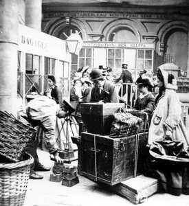 utasok, akik felügyelték a poggyászok mérését a párizsi Gare de Lyonban, a második franciaországi birodalom idején alkotó: Unknown photographer