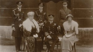 „H.R.H. York hercege, H.R.H. A walesi herceg, H.R.H. Henrik herceg, H.M. A királynő, H.M. Az