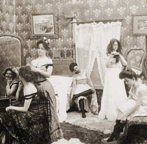 "Öltözködés a bálra", 1900 körül (szepiaszínű fotó) (lásd még 473245) alkotó: Vermont, USA H.C. White Company